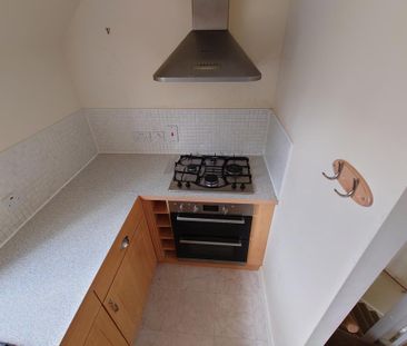 2 bedroom coach house to rent - Photo 2