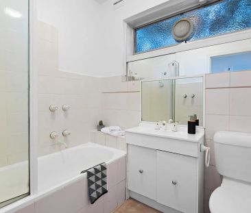 Bright One-Bedroom Apartment in Prime Carlisle Street Location - Photo 3