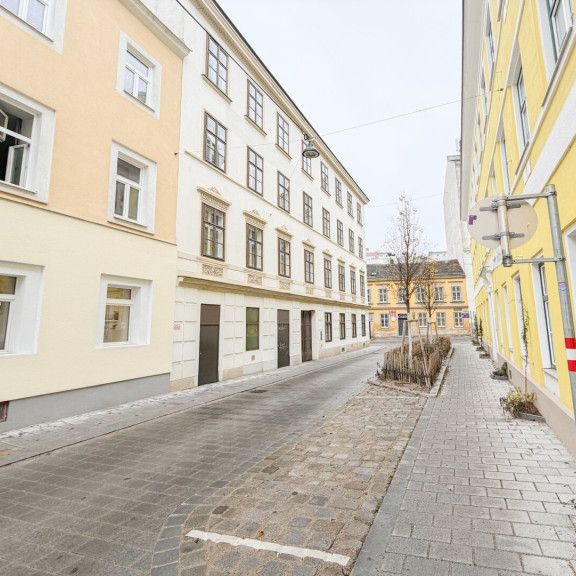 EINZIGARTIGE ALTBAUWOHUNG IM LOFT STIL - LICHTDURCHFLUTET - BALKON - EXKLUSIVE LAGE IM 7. WIENER GEMEINDEBEZIRK -INNENHOFLAGE - BARRIEREFREI MITTELS LIFT - Foto 1