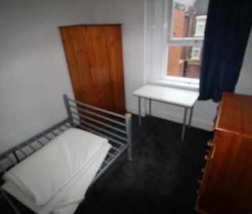 3 bedroom flat to rent - Photo 4