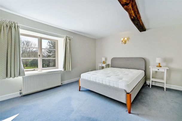 An impressive family home with tennis court in lovely edge of village setting - Photo 1