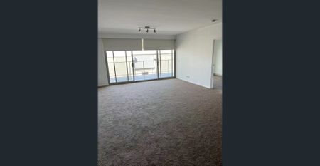 Newly renovated 3 Bedroom Apartment - Photo 2