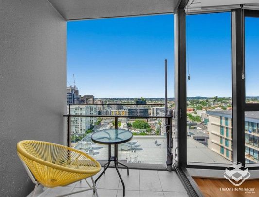 Top Floor - 2 Bed 2 Bath Apartment - Great View! - Photo 1