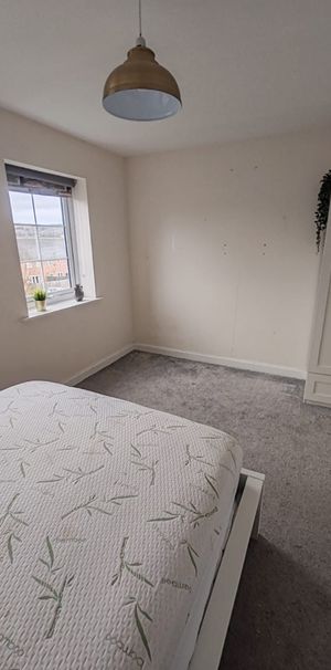Room in a Shared House, Sgt Mark Stansfield Way, SK14 - Photo 1