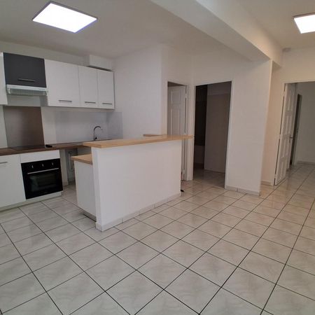 Location Appartement 3 pièces 83m² ST PIERRE 97410 - Photo 3