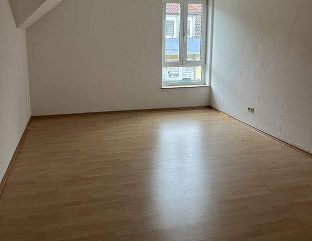 Himmlisch Wohnen unterm Dach mit großer Küche und Tageslichtbad! - Photo 1