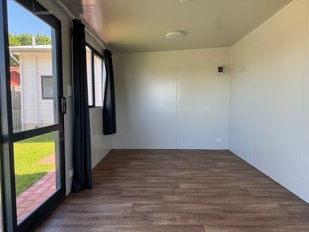 3 Bedroom Flat with Fenced Back Yard - Photo 3