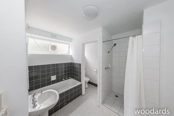 Freshly painted, spacious two-bedroom apartment - Photo 1