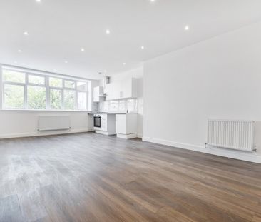 Flat to rent - High Street, Sittingbourne, ME10 - Photo 2