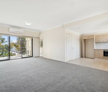 “Stop Looking!” - Photo 3