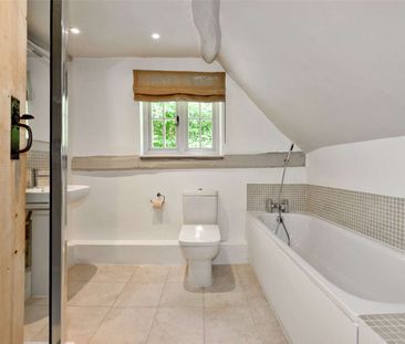 An attractive cottage in private grounds in an idyllic village - Photo 5