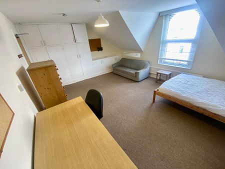 4 bedroom flat to rent - Photo 3