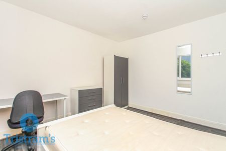 6 bed Semi-Detached House for Rent - Photo 5