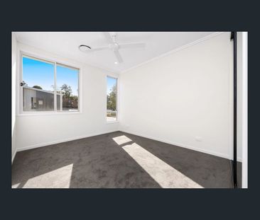 Modern 4-Bedroom Townhouse in the Heart of Nuovo - Photo 3