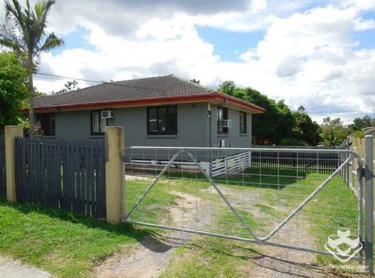 3 Bedrooms plus Study on a large fully fenced large block with side access. - Photo 1