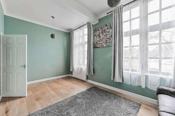 Hood Lodge, Aldersbrook, E11 - Photo 1