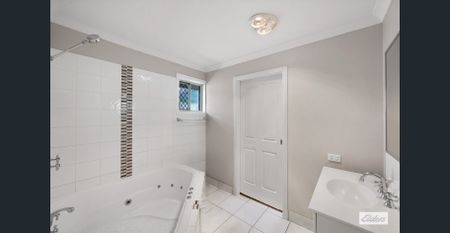 SPACIOUS 3 BEDROOM HOME! - Photo 2