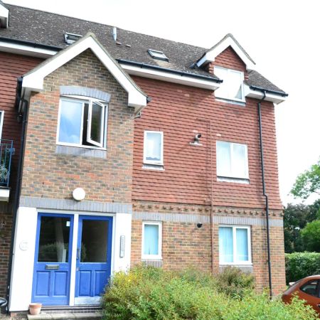 studio to rent Ladbroke Road, Redhill - Photo 3