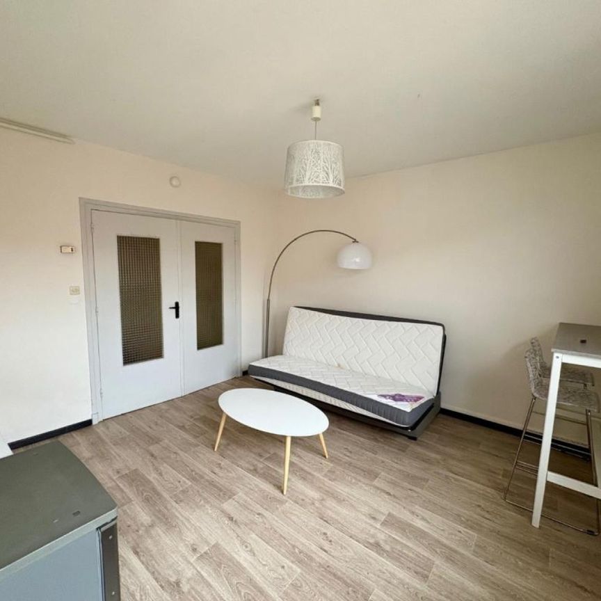 APPARTEMENT T1 [PRET DE MEUBLES] A LOUER A ROANNE - CENTRE VILLE - Photo 1
