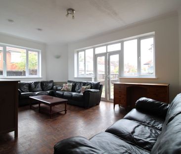 4 Bed End Terrace, Lammermoor Road, SW12 - Photo 1