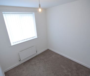 To Let 3 Bed Detached House - Photo 2