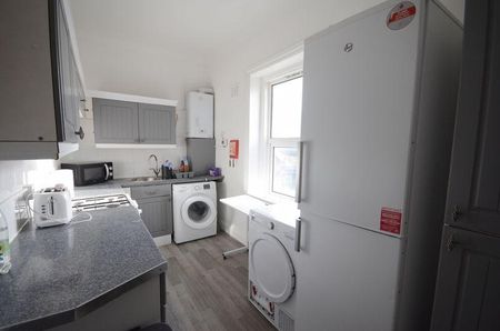 1 bedroom in a flat share to rent - Photo 5