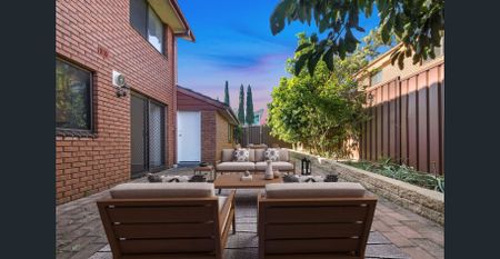 THREE BEDROOM TOWNHOUSE WITH DOUBLE GARAGE! - Photo 2