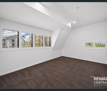 Stylish Kelvin Grove Living with City Views - Photo 2