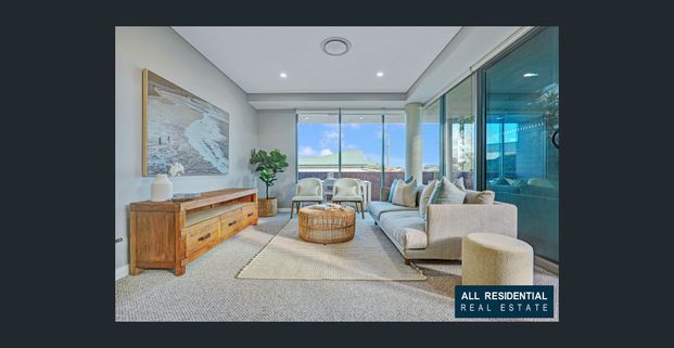 Seaside Serenity and Urban Sophistication Await: 2BR Apartment in Wollongong's Prime Location! - Photo 1