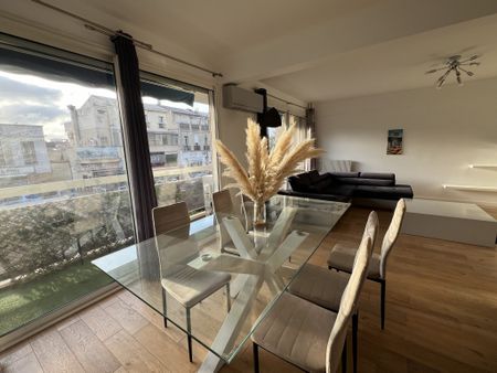 LOCATION APPARTEMENT MEUBLÉ 81 M2 TYPE 3 TRAVERSANT BALCON PARKING CORNICHE KENNEDY 13007 MARSEILLE - Photo 5