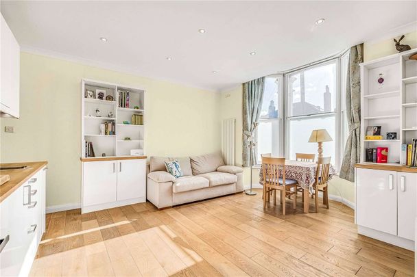 A charming raised ground floor apartment with a modern eat-in kitchen and recently refurbished bathrooms. - Photo 1