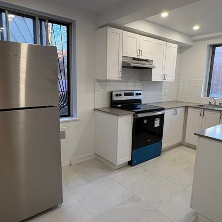 Newly Renovated Three Bedroom Apartment for Rent! - Photo 3