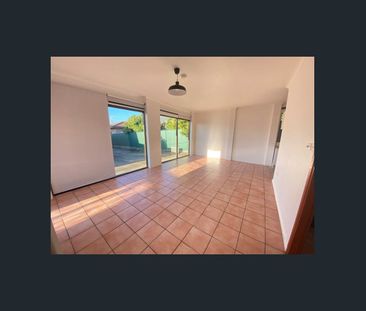 One-Bedroom Granny Flat in a Quiet Location - Photo 2