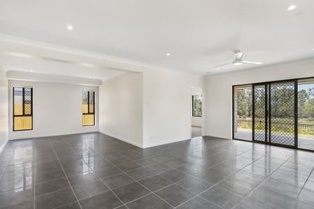 Spacious Family Home - Photo 2