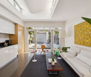 Elegant 3-level terrace with refined contemporary style - Photo 1