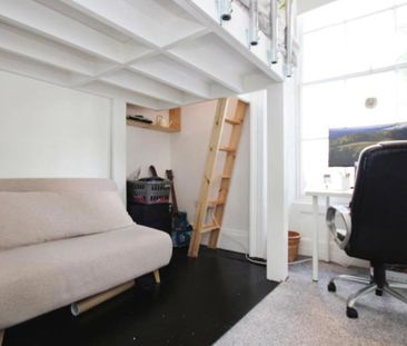 A magnificent two bedroom maisonette in a sought-after area. Offere... - Photo 4