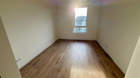 Neubau: Süd-Loggia: 2,5-Zimmer, Dielenboden, Einbauküche, großer HWR, Garage, Aufzug - Photo 3