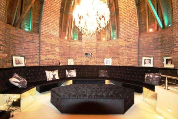 Princess Park Manor, Royal Drive, London, N11 - Photo 1