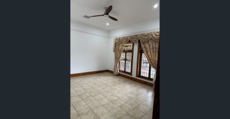 Bungalow style renovated house - Photo 4