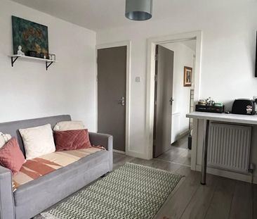 Studio Flat, Elmshaw Road, SW15 - Photo 2