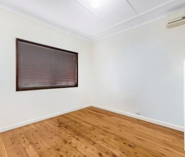 3 Beds Family House On A quiet Street Available Now ! ! ! - Photo 2