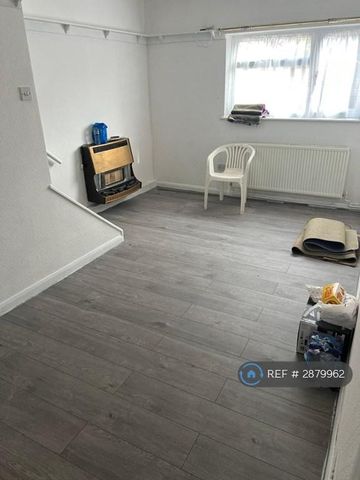 4 bedroom semi-detached house to rent - Photo 3