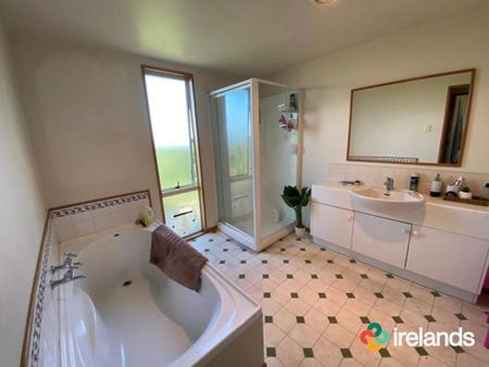 Family Living - Photo 3