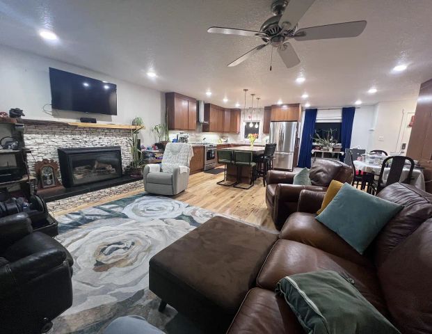 Quiet bungalow 4 bedroom 2.5 bath in Deer Ridge — 4 Bedrooms+ Den House - Photo 1