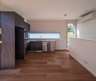 MODERN LIGHT FILLED TOWNHOUSE WITH HEATING / COOLING & OFF-STREET P... - Photo 4