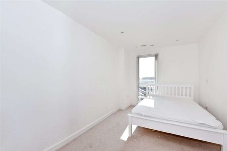 A modern two bedroom apartment with lift and underground parking for one car moments from Slough Train Station. - Photo 5