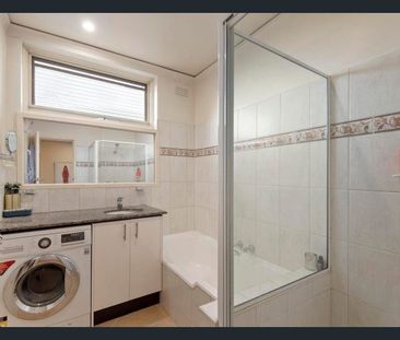 Top level living with leafy surrounds - Photo 4