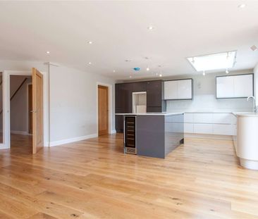 Beautifully finished family home - Photo 2