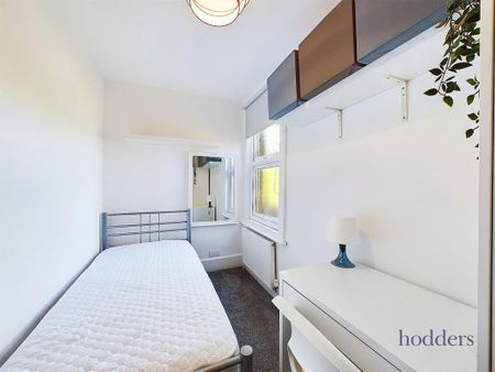 4 bedroom semi-detached house to rent - Photo 3