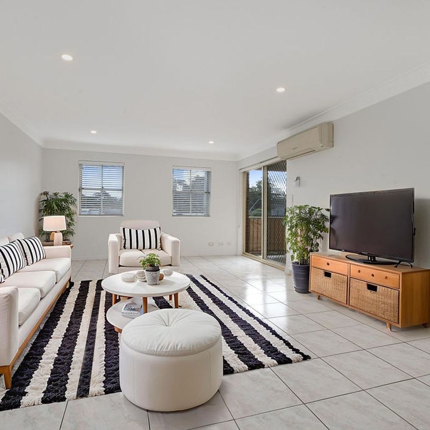 RARE OPPORTUNITY – 3-BEDROOM UNIT IN PRIME POSITION - Photo 1